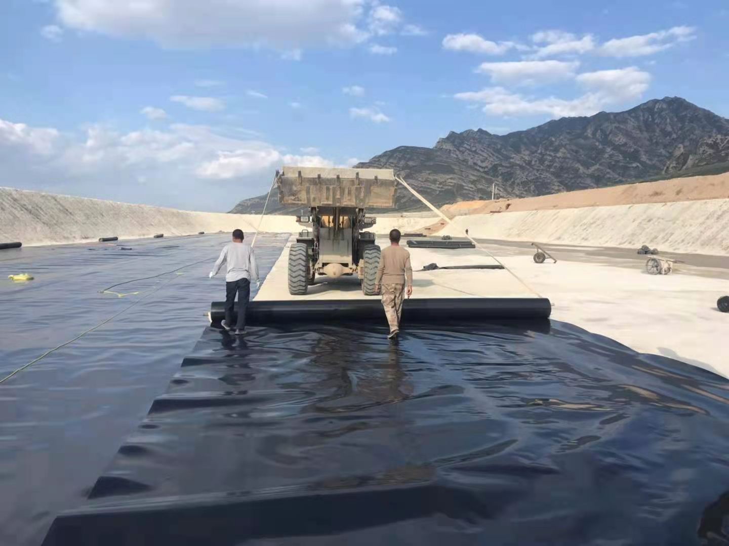 不透水的防滲膜在不良地質路基的處理